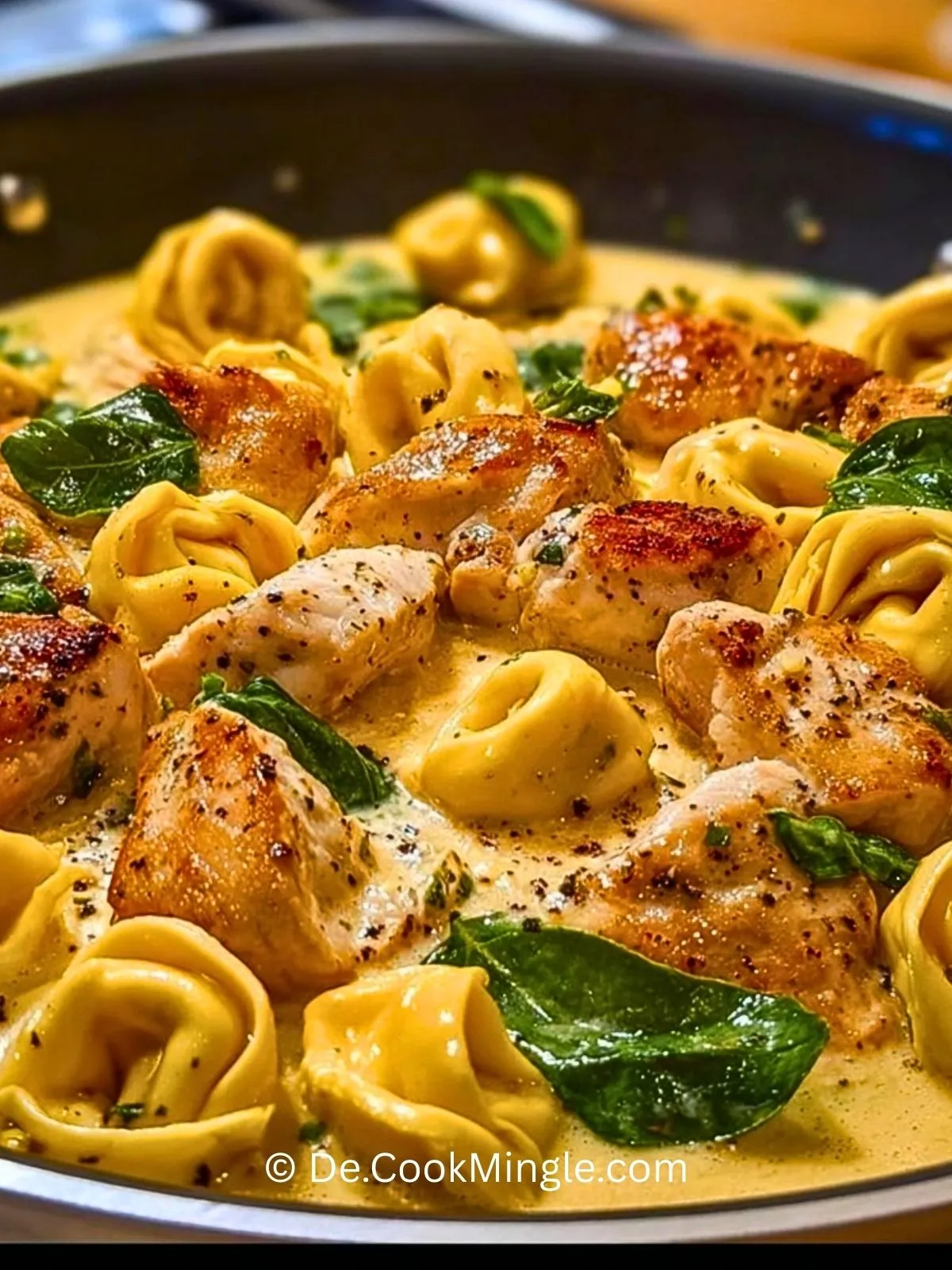 eintopf-mit-wurzigem-knoblauchbutter-huhnchen-und-tortellini